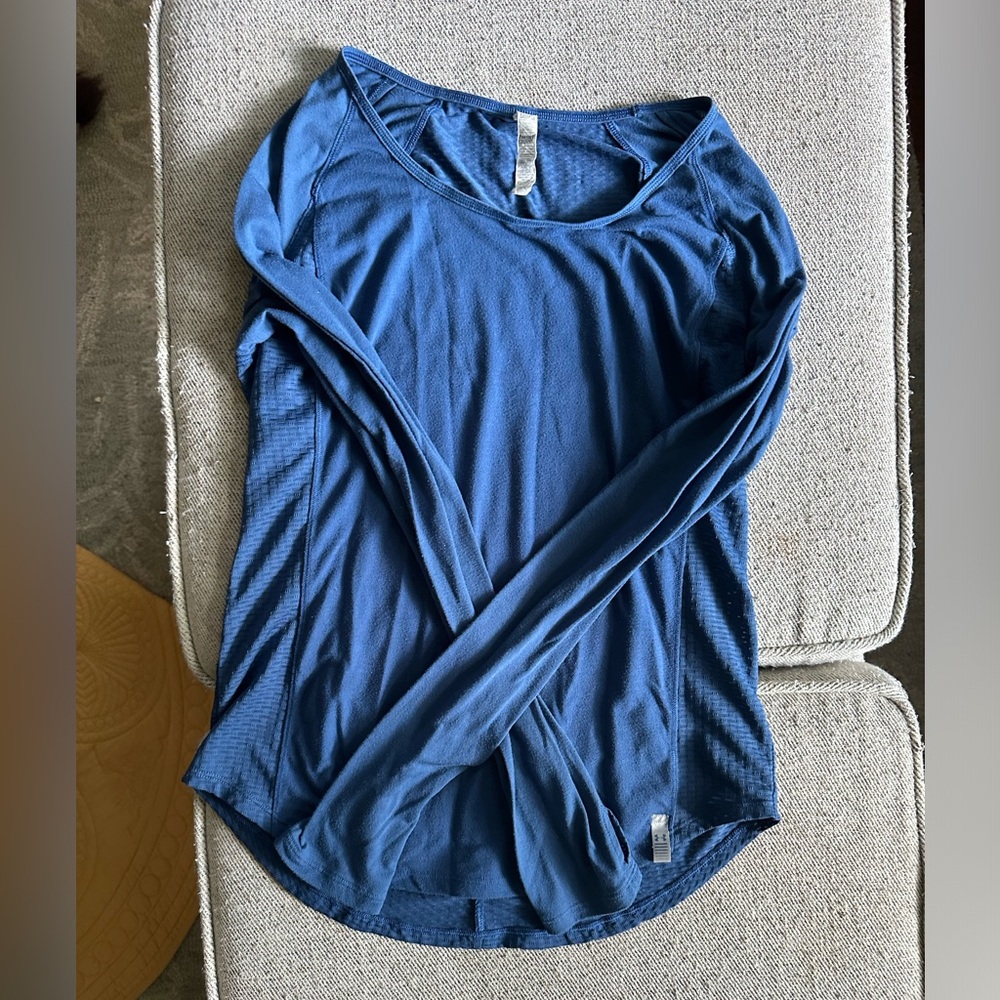 Women’s Under Armour Heat Gear navy long sleeve shirt